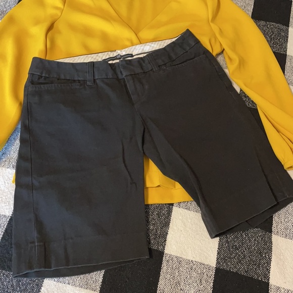 Women’s Size 2 Black Gap Shorts - Picture 2 of 4